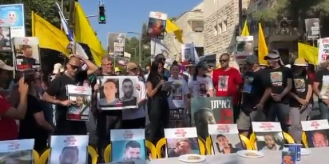 Demonstran dari kalangan keluarga sandera menggelar protes di area kediaman Benjamin Netanyahu. (X)